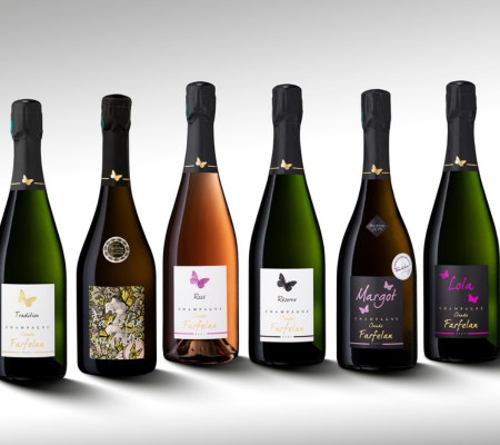 Six bouteilles de vin mousseux avec étiquettes "Farfallen" et motifs de papillons.