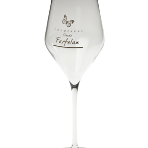 Verre à vin avec long pied, inscription et motif papillon sur le corps.